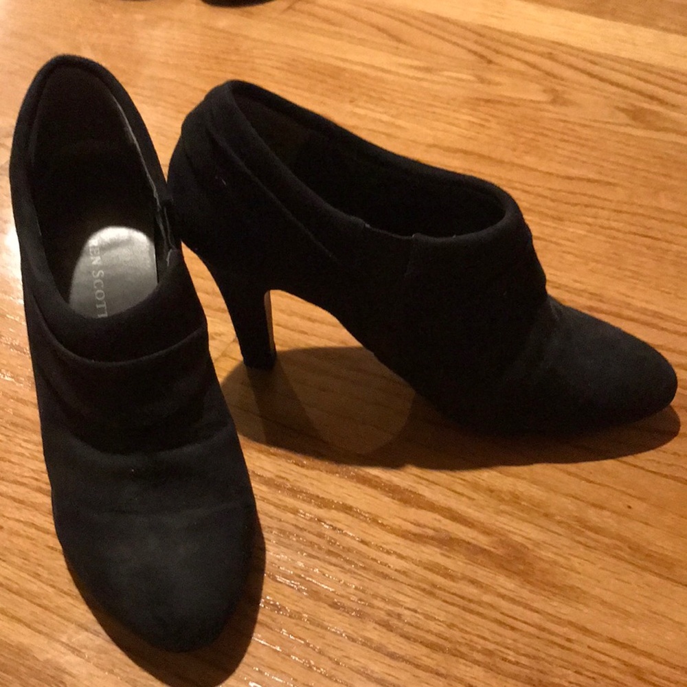 Black heel low boot